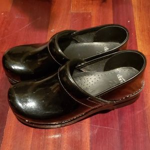 Black dansko clogs